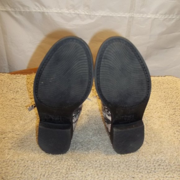 Time And Tru Women Ankle Boots Size 6 Snake Skin Zippers Memory Foam Cream Black - Picture 4 of 7